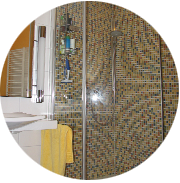 Bad mit Duschkabine im Mosaikmuster